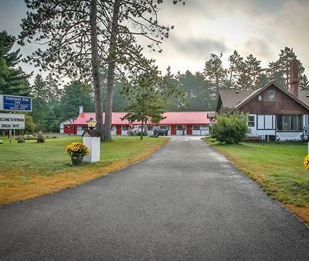 Northern Pine Inn เฮย์วาร์ด ภายนอก รูปภาพ